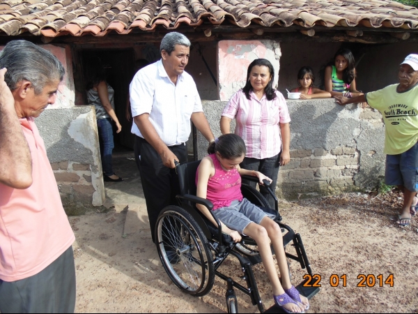Prefeito Zé Resende entrega cadeiras de rodas em comunidades da zona rural - Imagem 1