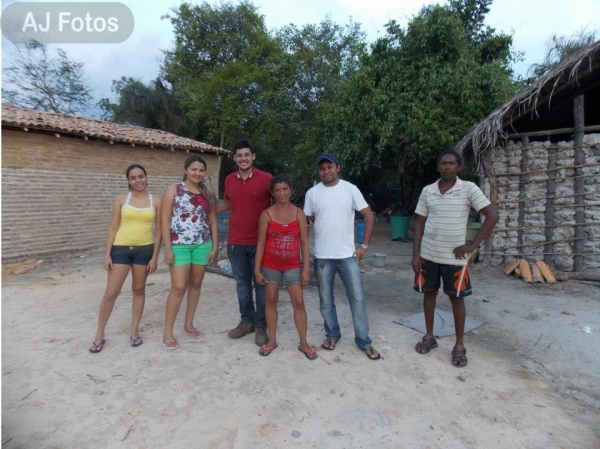 Jovem Davi da Cerâmica Campo Maior e empresário do Raimundinho das Construções fizeram ação social em zona rural. - Imagem 6