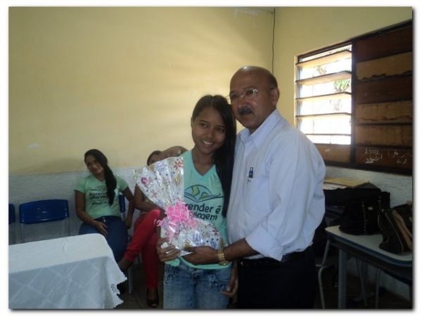 Prefeito Dr. Moura e educadores prestaram uma homenagem aos estudantes selecionados para participarem do Intercâmbio Aprender é uma Viagem - Imagem 22