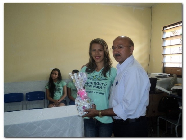 Prefeito Dr. Moura e educadores prestaram uma homenagem aos estudantes selecionados para participarem do Intercâmbio Aprender é uma Viagem - Imagem 23