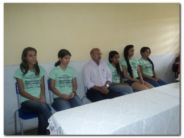 Prefeito Dr. Moura e educadores prestaram uma homenagem aos estudantes selecionados para participarem do Intercâmbio Aprender é uma Viagem - Imagem 2