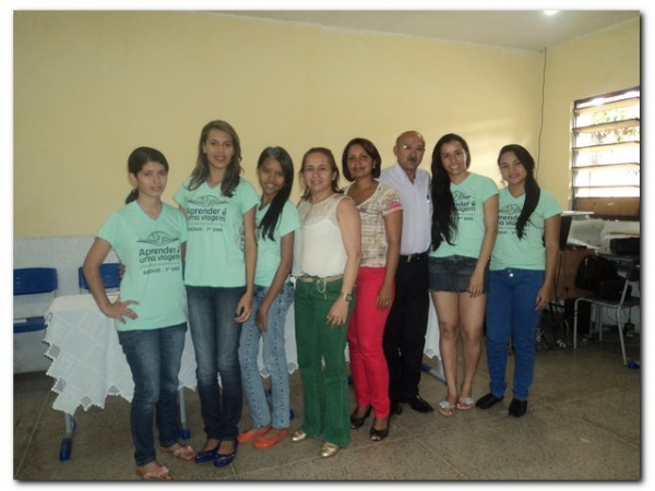 Prefeito Dr. Moura e educadores prestaram uma homenagem aos estudantes selecionados para participarem do Intercâmbio Aprender é uma Viagem - Imagem 29