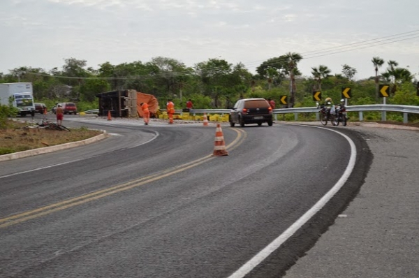 Carreta carregada de cerveja tomba na ‘Curva do Pirangi’ em Buriti dos Lopes - Imagem 1