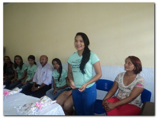 Prefeito Dr. Moura e educadores prestaram uma homenagem aos estudantes selecionados para participarem do Intercâmbio Aprender é uma Viagem - Imagem 6