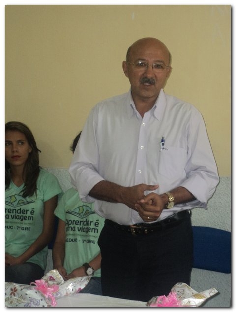 Prefeito Dr. Moura e educadores prestaram uma homenagem aos estudantes selecionados para participarem do Intercâmbio Aprender é uma Viagem - Imagem 17