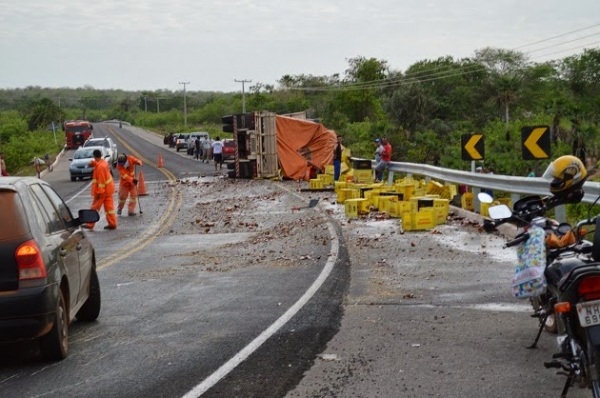 Carreta carregada de cerveja tomba na ‘Curva do Pirangi’ em Buriti dos Lopes - Imagem 2