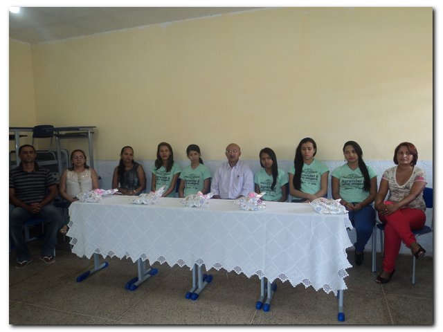 Prefeito Dr. Moura e educadores prestaram uma homenagem aos estudantes selecionados para participarem do Intercâmbio Aprender é uma Viagem