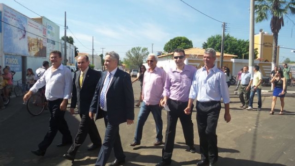 Prefeito Zé Sena participa das comemorações pelo Dia do Piauí em Piracuruca com Governador Wilson Martins - Imagem 2