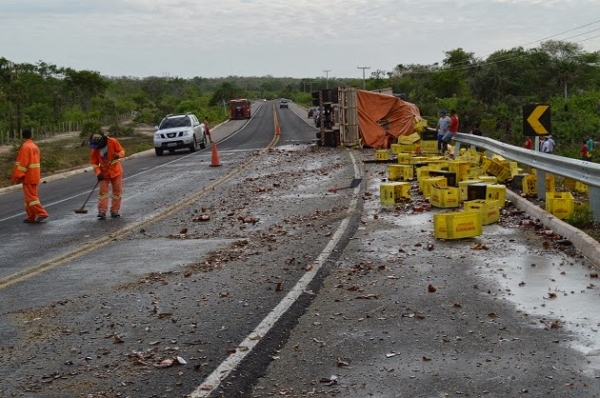 Carreta carregada de cerveja tomba na ‘Curva do Pirangi’ em Buriti dos Lopes - Imagem 3