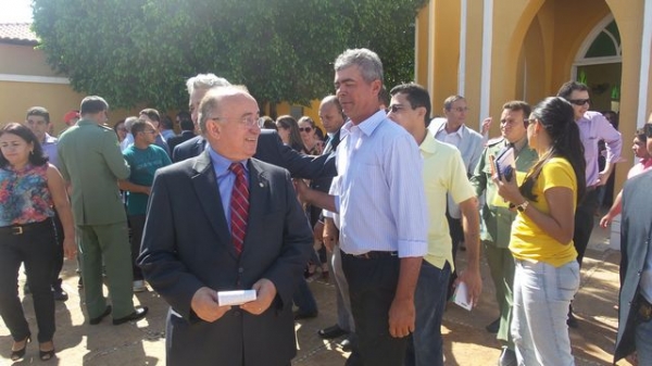 Prefeito Zé Sena participa das comemorações pelo Dia do Piauí em Piracuruca com Governador Wilson Martins - Imagem 1