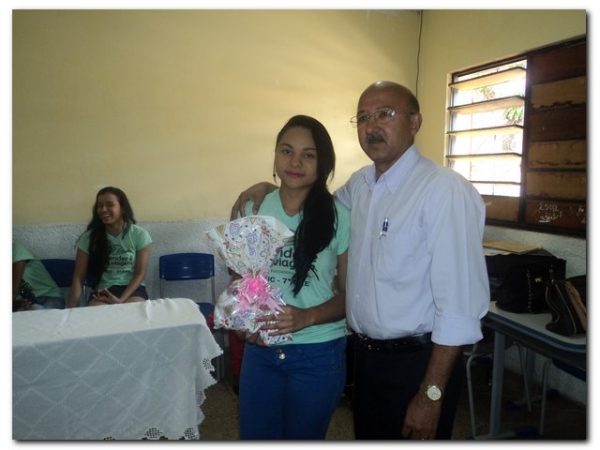 Prefeito Dr. Moura e educadores prestaram uma homenagem aos estudantes selecionados para participarem do Intercâmbio Aprender é uma Viagem - Imagem 24