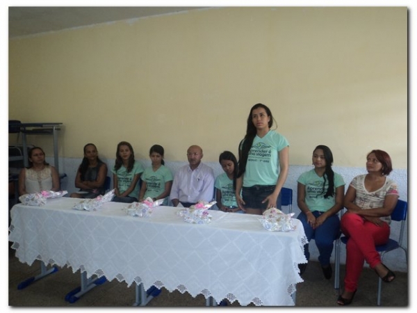 Prefeito Dr. Moura e educadores prestaram uma homenagem aos estudantes selecionados para participarem do Intercâmbio Aprender é uma Viagem - Imagem 8