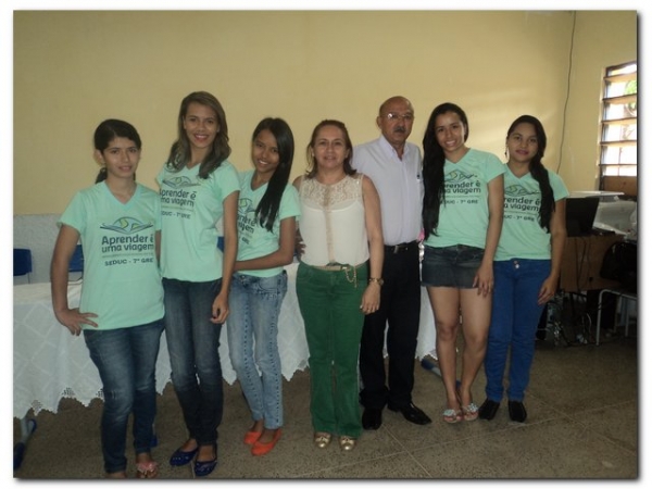 Prefeito Dr. Moura e educadores prestaram uma homenagem aos estudantes selecionados para participarem do Intercâmbio Aprender é uma Viagem - Imagem 28