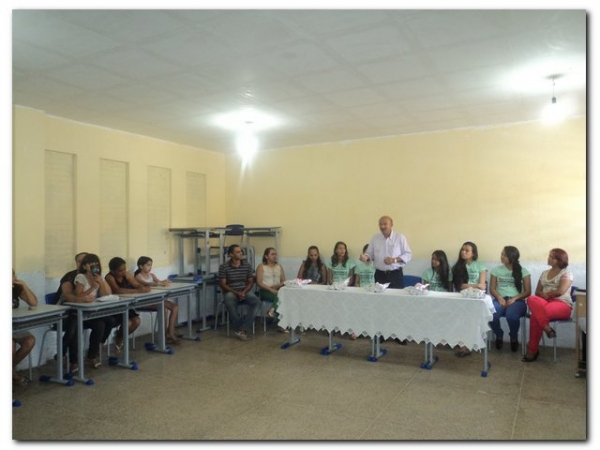 Prefeito Dr. Moura e educadores prestaram uma homenagem aos estudantes selecionados para participarem do Intercâmbio Aprender é uma Viagem - Imagem 18