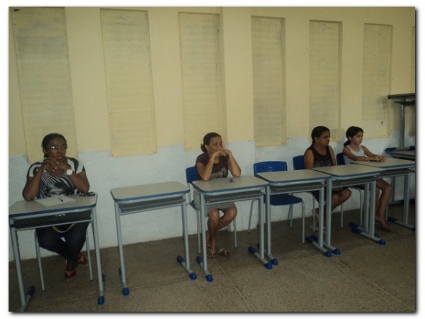 Prefeito Dr. Moura e educadores prestaram uma homenagem aos estudantes selecionados para participarem do Intercâmbio Aprender é uma Viagem - Imagem 11