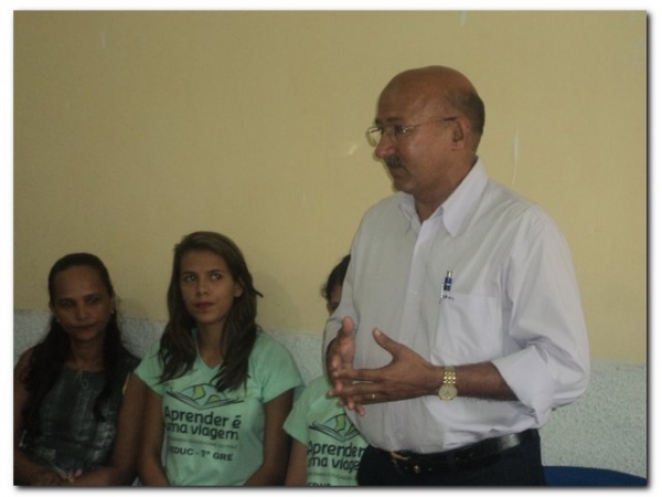 Prefeito Dr. Moura e educadores prestaram uma homenagem aos estudantes selecionados para participarem do Intercâmbio Aprender é uma Viagem - Imagem 16