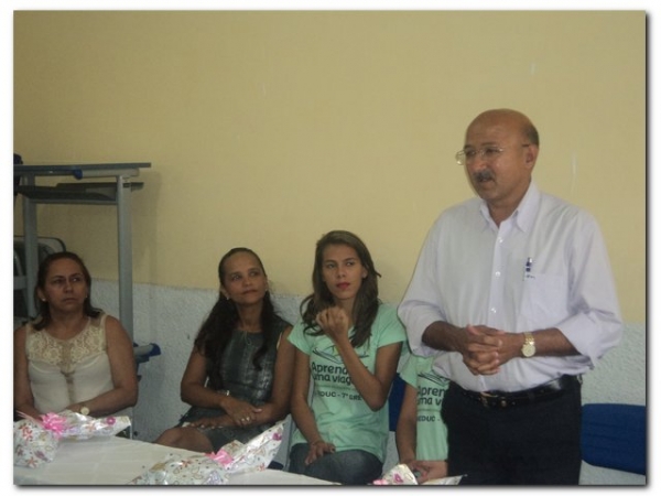 Prefeito Dr. Moura e educadores prestaram uma homenagem aos estudantes selecionados para participarem do Intercâmbio Aprender é uma Viagem - Imagem 15