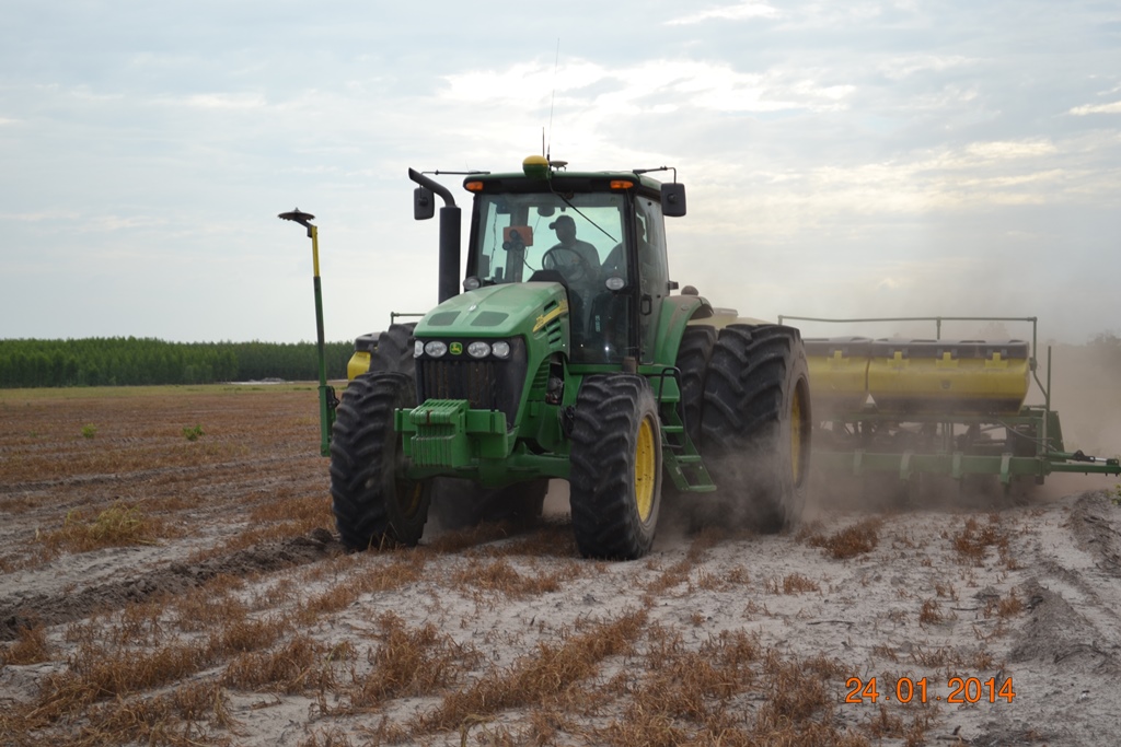 Fazenda Agropecuária Barras está plantando vários hectares de terra com soja