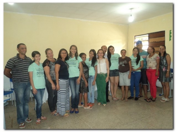 Prefeito Dr. Moura e educadores prestaram uma homenagem aos estudantes selecionados para participarem do Intercâmbio Aprender é uma Viagem - Imagem 27