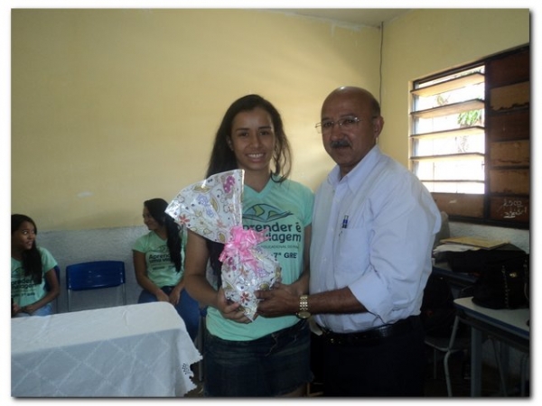Prefeito Dr. Moura e educadores prestaram uma homenagem aos estudantes selecionados para participarem do Intercâmbio Aprender é uma Viagem - Imagem 21