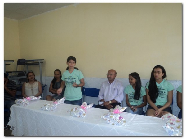 Prefeito Dr. Moura e educadores prestaram uma homenagem aos estudantes selecionados para participarem do Intercâmbio Aprender é uma Viagem - Imagem 9