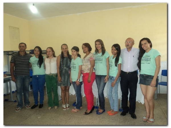 Prefeito Dr. Moura e educadores prestaram uma homenagem aos estudantes selecionados para participarem do Intercâmbio Aprender é uma Viagem - Imagem 26