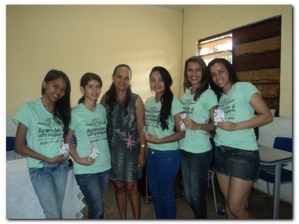 Prefeito Dr. Moura e educadores prestaram uma homenagem aos estudantes selecionados para participarem do Intercâmbio Aprender é uma Viagem - Imagem 30