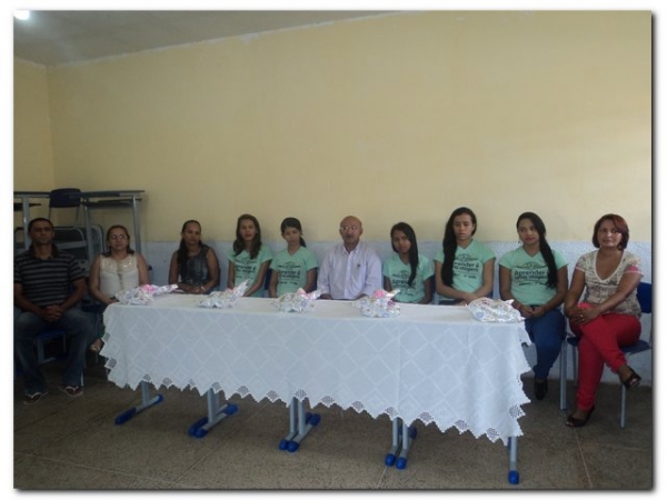 Prefeito Dr. Moura e educadores prestaram uma homenagem aos estudantes selecionados para participarem do Intercâmbio Aprender é uma Viagem - Imagem 1