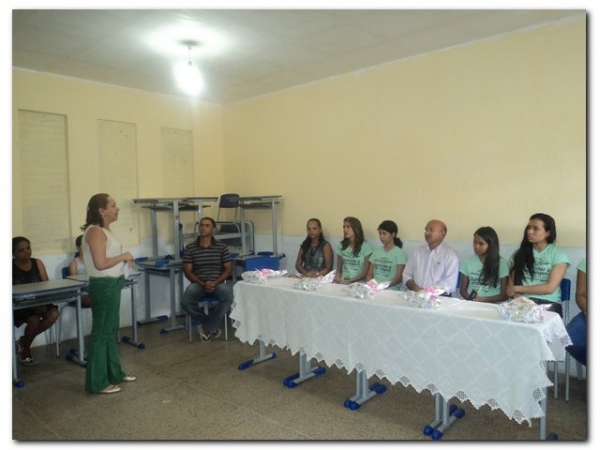 Prefeito Dr. Moura e educadores prestaram uma homenagem aos estudantes selecionados para participarem do Intercâmbio Aprender é uma Viagem - Imagem 12