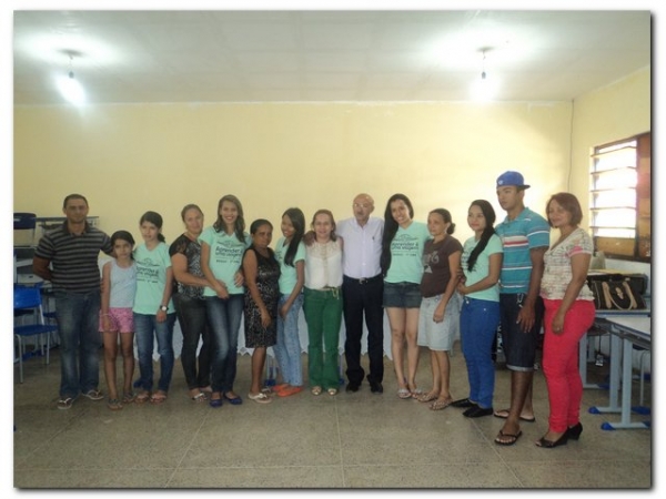 Prefeito Dr. Moura e educadores prestaram uma homenagem aos estudantes selecionados para participarem do Intercâmbio Aprender é uma Viagem - Imagem 32