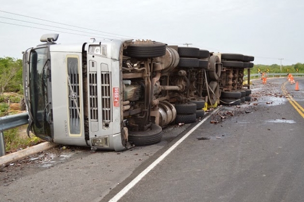 Carreta carregada de cerveja tomba na ‘Curva do Pirangi’ em Buriti dos Lopes - Imagem 7
