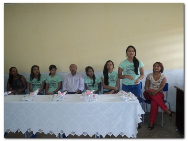 Prefeito Dr. Moura e educadores prestaram uma homenagem aos estudantes selecionados para participarem do Intercâmbio Aprender é uma Viagem - Imagem 5