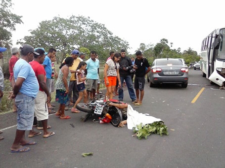 Rodovia da morte: Motoqueiro colide de frente com ônibus e morre na hora - Imagem 1