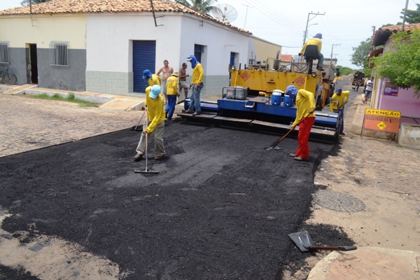 Após 30 anos,avenida de Flores recebe pavimentação asfáltica