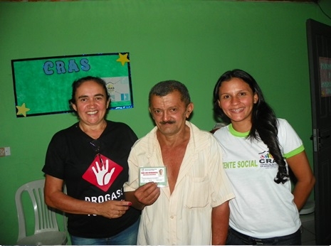 Secretaria municipal de assistência social entrega carteiras de passe livre - Imagem 3