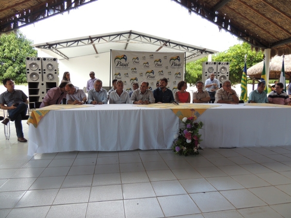 Governador Wilson Martins inaugura pavimentação asfaltica  - Imagem 13