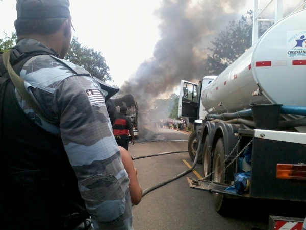 Onibus pega fogo a 01 KM de Cristalândia - Imagem 9