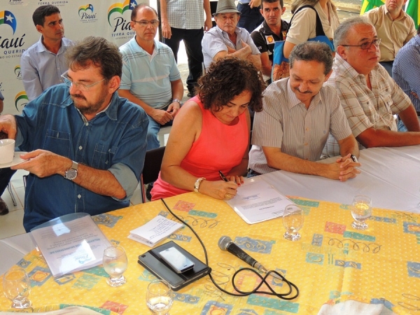 Governador Wilson Martins inaugura pavimentação asfaltica  - Imagem 24