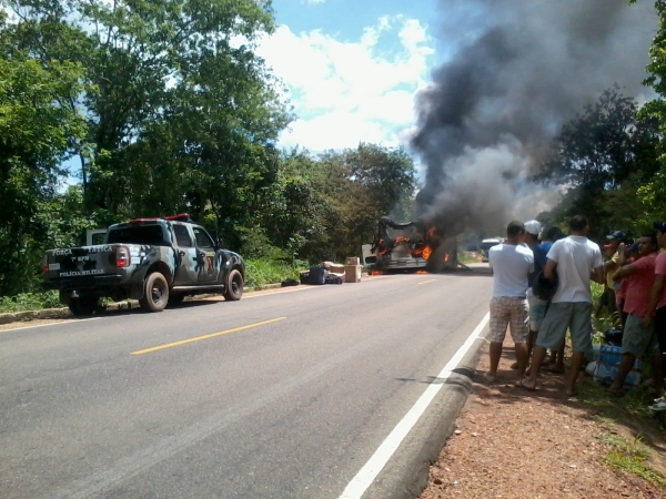 Onibus pega fogo a 01 KM de Cristalândia - Imagem 5