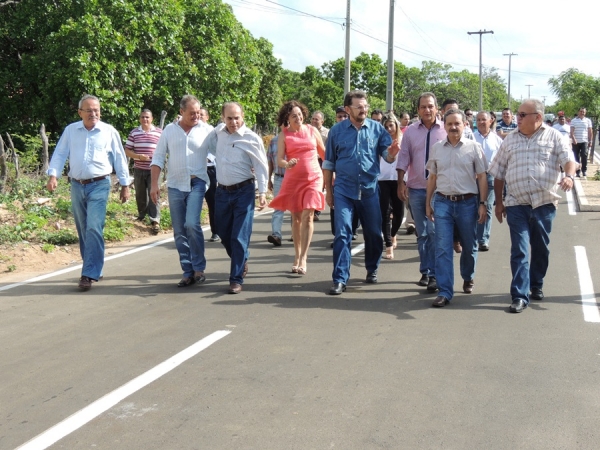 Governador Wilson Martins inaugura pavimentação asfaltica  - Imagem 8
