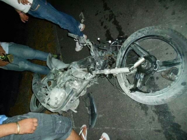  Moto pega fogo em colisão e motoqueiro tem 90% do corpo queimado - Imagem 2