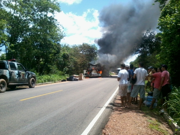 Onibus pega fogo a 01 KM de Cristalândia - Imagem 4