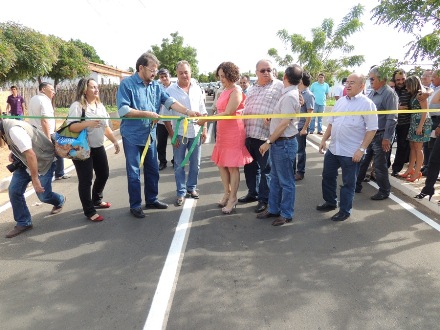 Governador Wilson Martins inaugura pavimentação asfaltica 