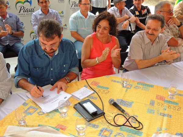 Governador Wilson Martins inaugura pavimentação asfaltica  - Imagem 23