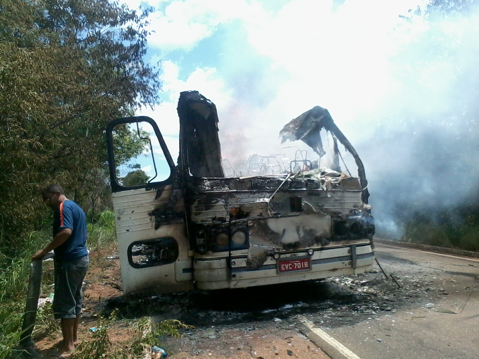 Onibus pega fogo a 01 KM de Cristalândia