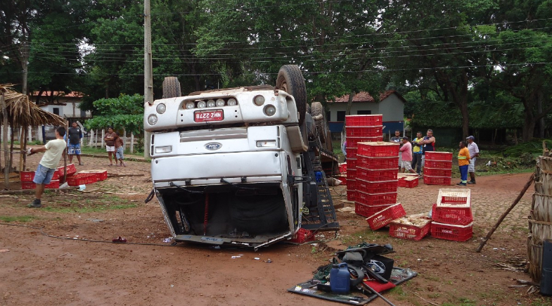 Caminhão carregado de Frango tomba na BR 343 em Angical
