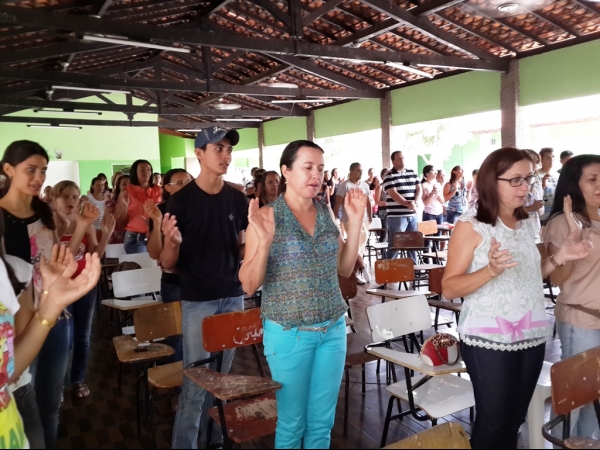 Alunos recebem celular por excelência em notas - Imagem 6