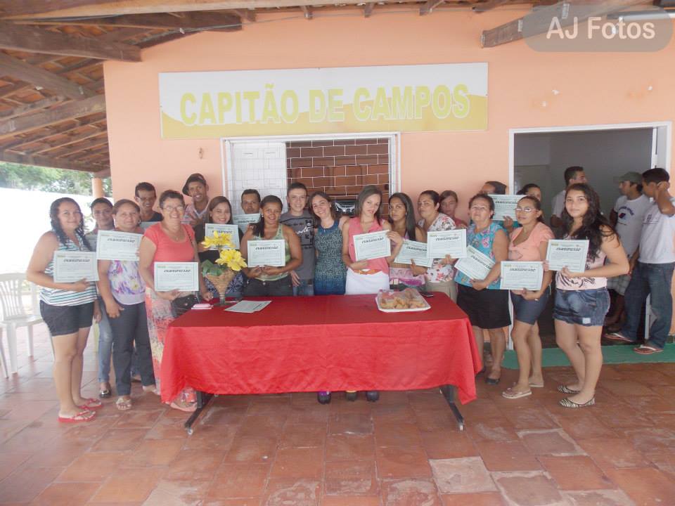 Entrega de certificados para alunos do CEAC.