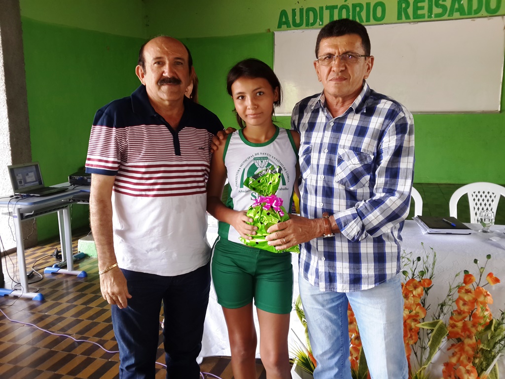 Alunos recebem celular por excelência em notas