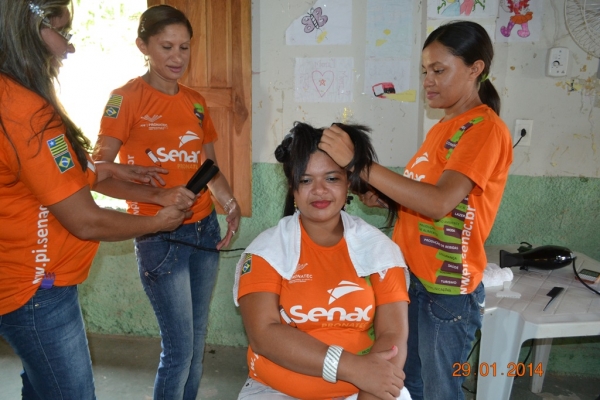 Pronatec em parceria com a Prefeitura oferece cursos de cabeleireiros em Boa Hora - Imagem 16